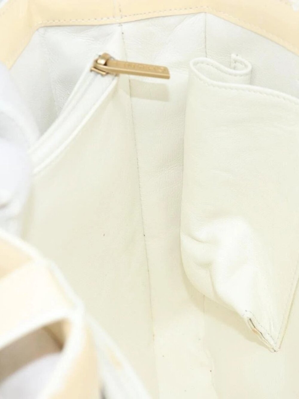 CHANEL Tote Bag Patent leather Beige Gold CC - Picture 10 of 16